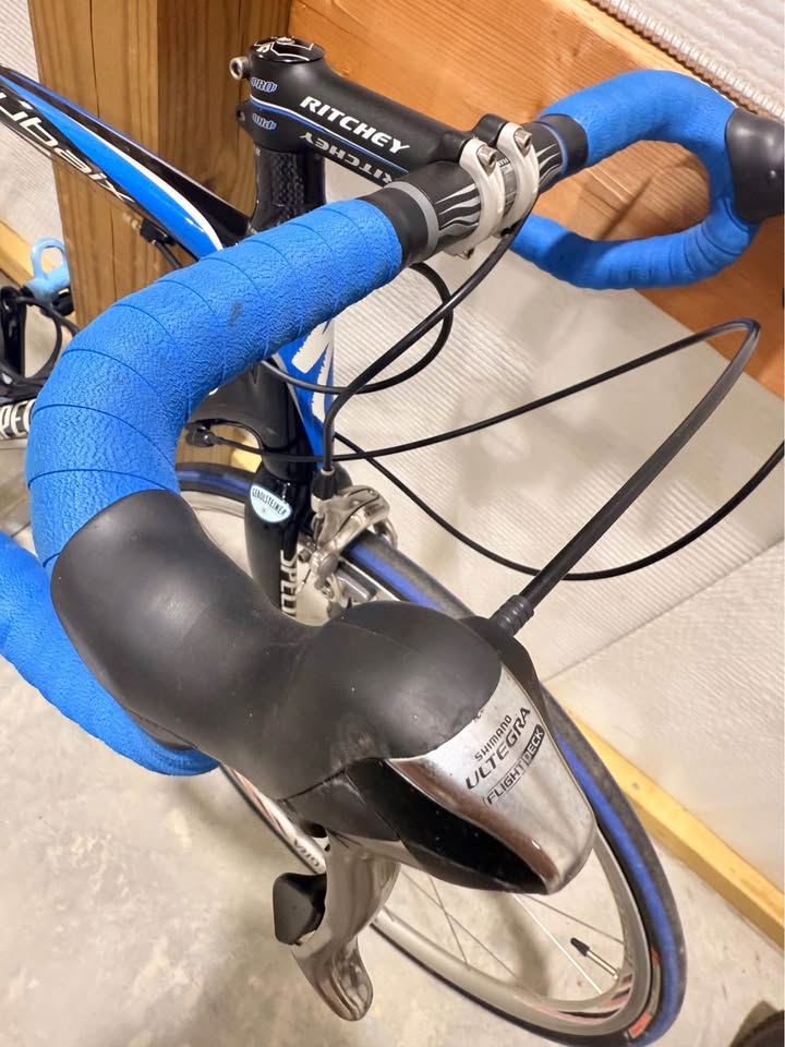 ***Almost BRAND NEW Specialized Roubaix Expert Road Bike***